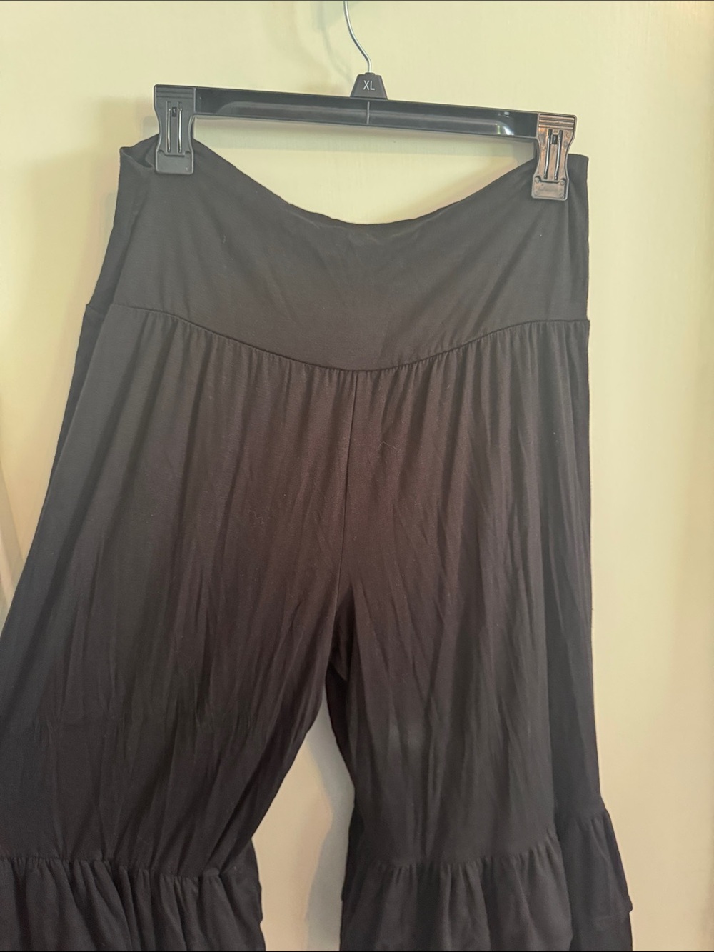 Black Tiered Ruffle capri - Hemish - Picture 9 of 9